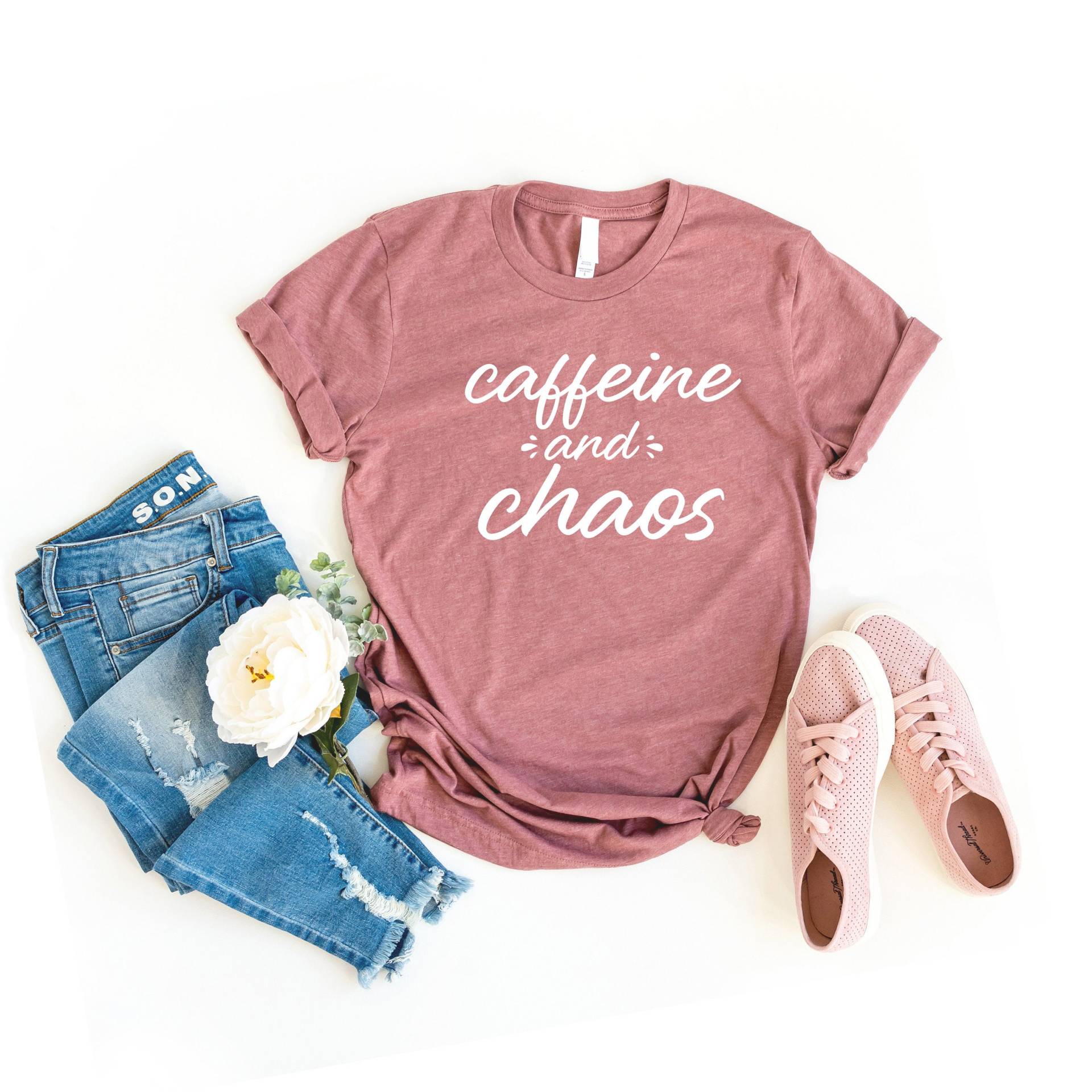 Koffein & Chaos Shirt Kaffee Lustiges T-Shirt Lustige Shirts Für Frauen T-Shirts Mama von SimplyTraded