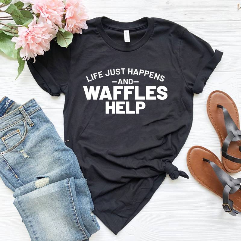 Lustiges T-Shirt Leben Einfach Passiert Und Waffeln Helfen Shirt Frühstück Liebhaber Waffel Geschenk Mama Wochenende Lustiges Papa von SimplyTraded