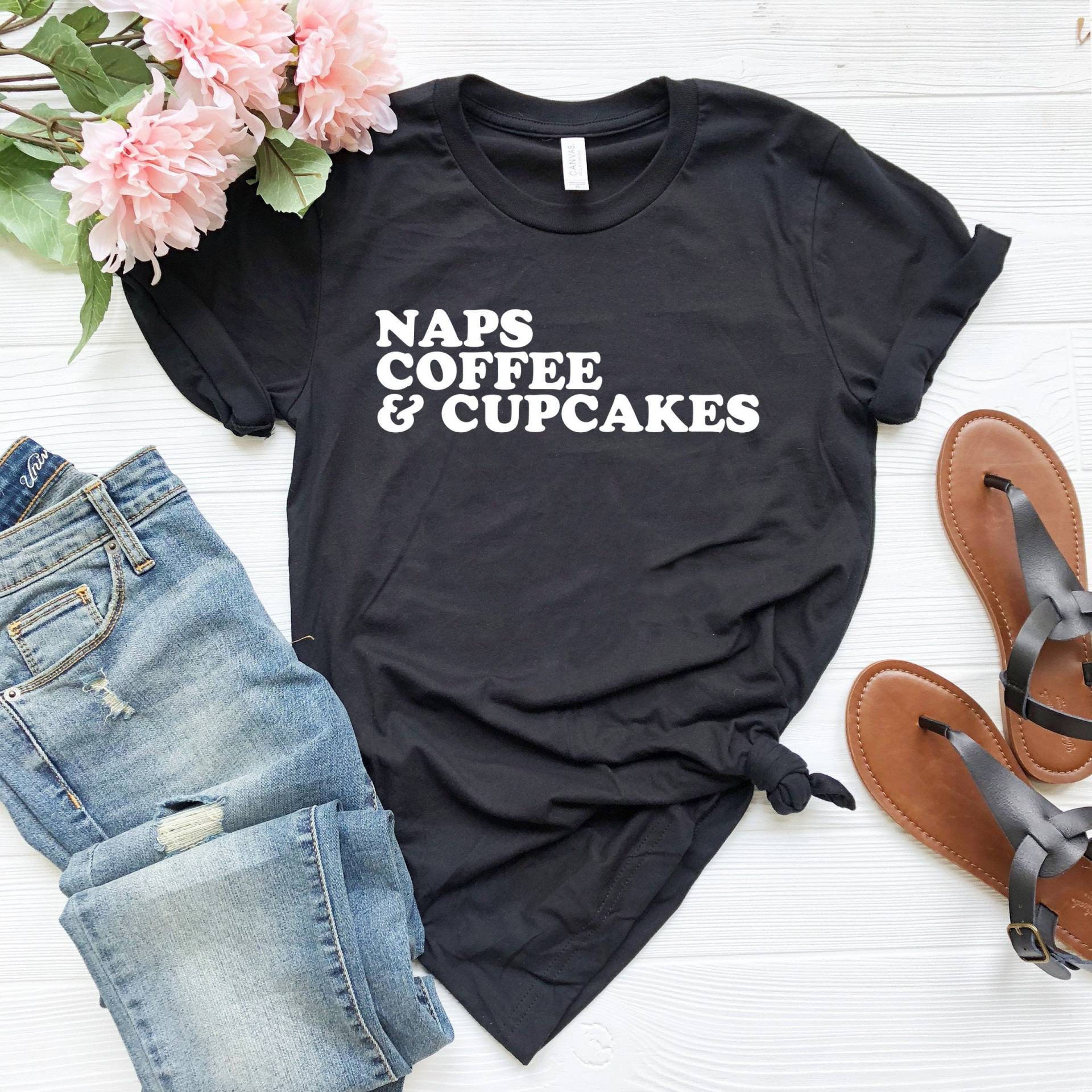 Naps Kaffee & Cupcakes Shirt Cupcake Liebhaber Geschenk Mama T-Shirt Lustige Bäcker Geschenke Für Nickerchen von SimplyTraded