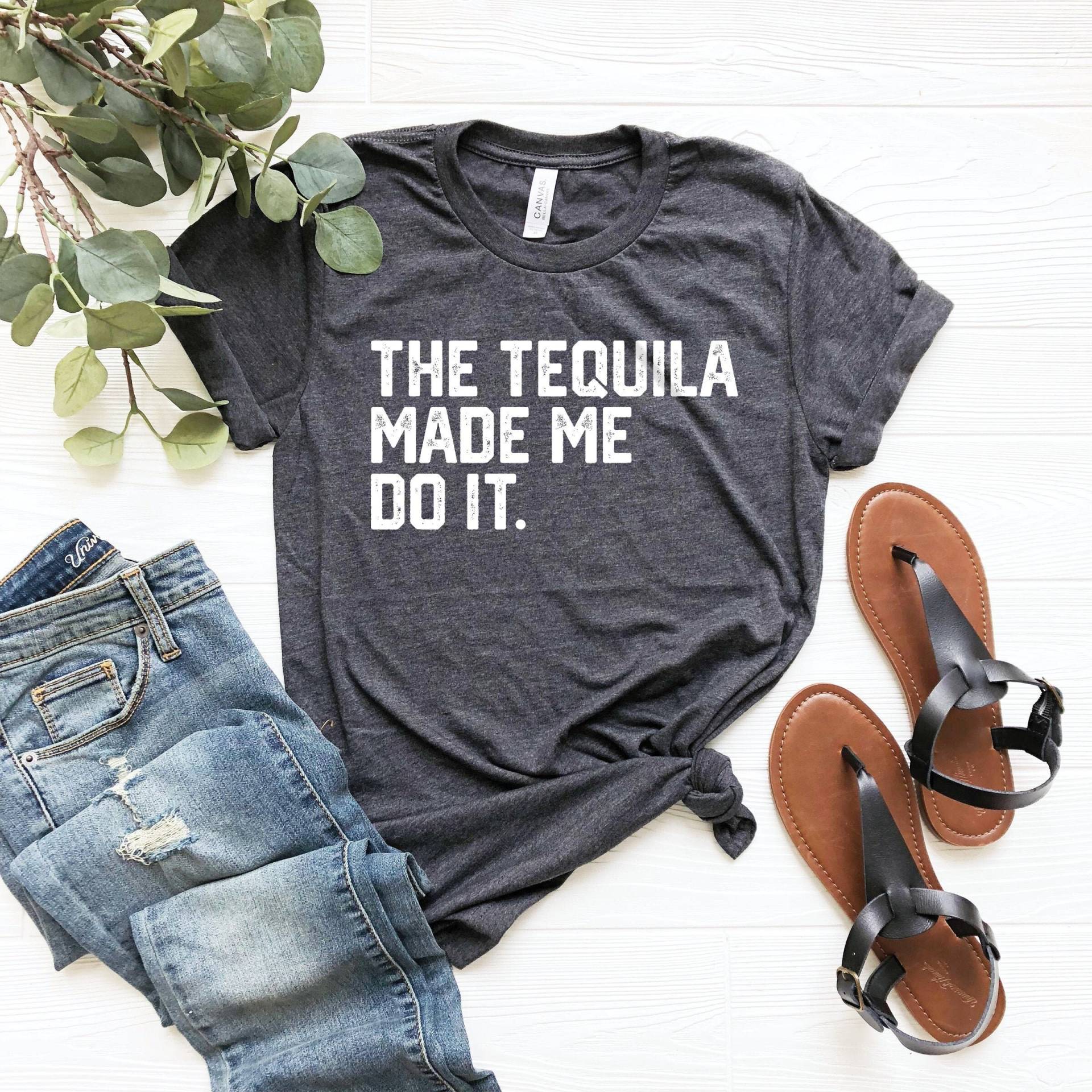 Tequila Ließ Mich Es Tun T-Shirt, Lustiges Tequila-Shirt, Trinken, Machte Mich, Tequila-T-Shirt, Shirt Mit Spruch, Grafik-Trinken G Tequila Ließ Mich Es Tun T-Shirt, Lustiges Tequila-Shirt, Trinken, Machte Mich, Tequila-T-Shirt, Shirt Mit Spruch, Grafik-Trinken G von SimplyTraded