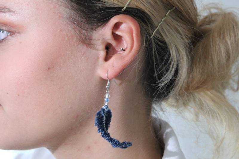 Upcycling Und Handgemachte Denim Feder Ohrringe - Mit Silberne Blaue Perlen von SimplyUpcycling