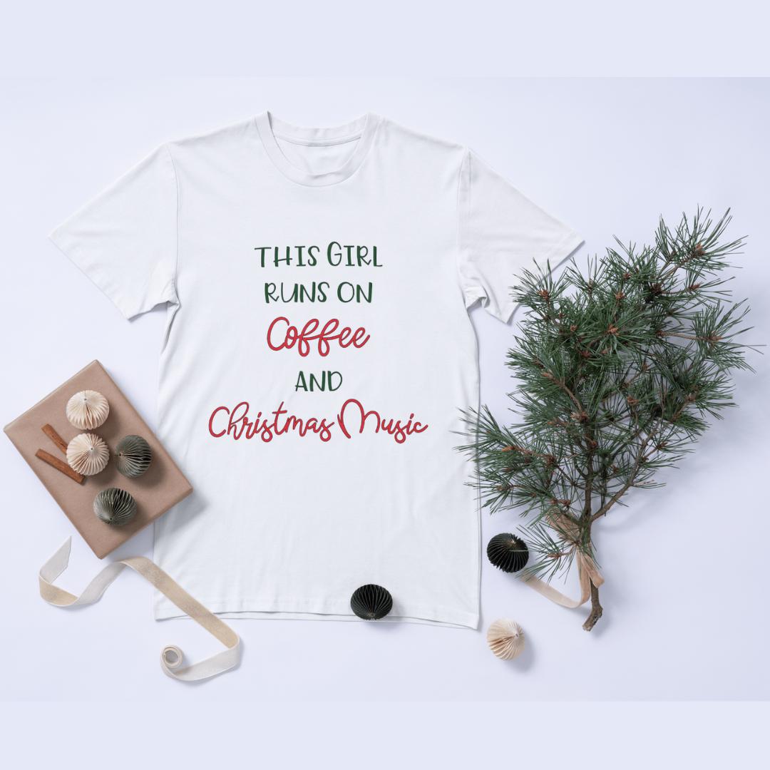 Dieses Mädchen Läuft Auf Kaffee Und Weihnachtsmusik T-Shirt/Sweatshirt von SimplyYoursStore
