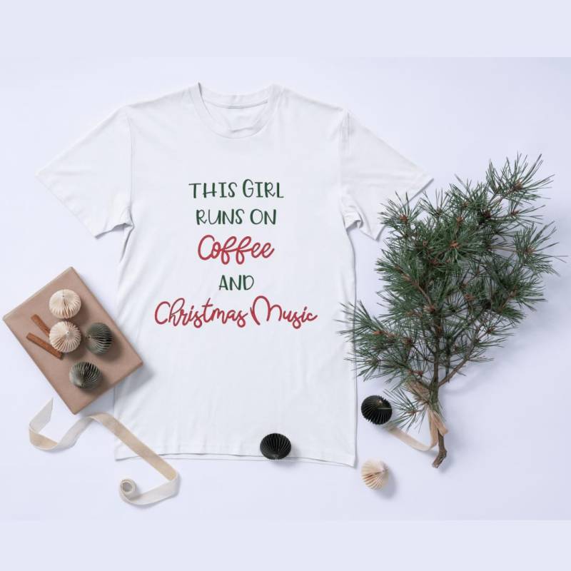 Dieses Mädchen Läuft Auf Kaffee Und Weihnachtsmusik T-Shirt/Sweatshirt von SimplyYoursStore