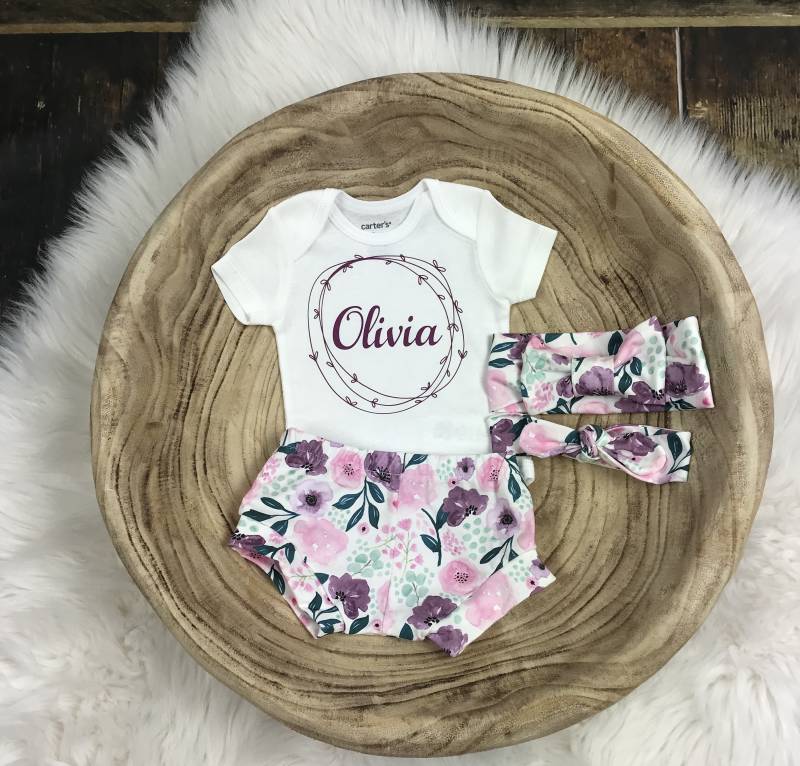 Baby Mädchen Coming Home Outfit/Sommer Kleidung Personalisierter Name Floral Outfit, Premie Girl, Neugeborenen Fotografie, Shower von Simplyspinningthread