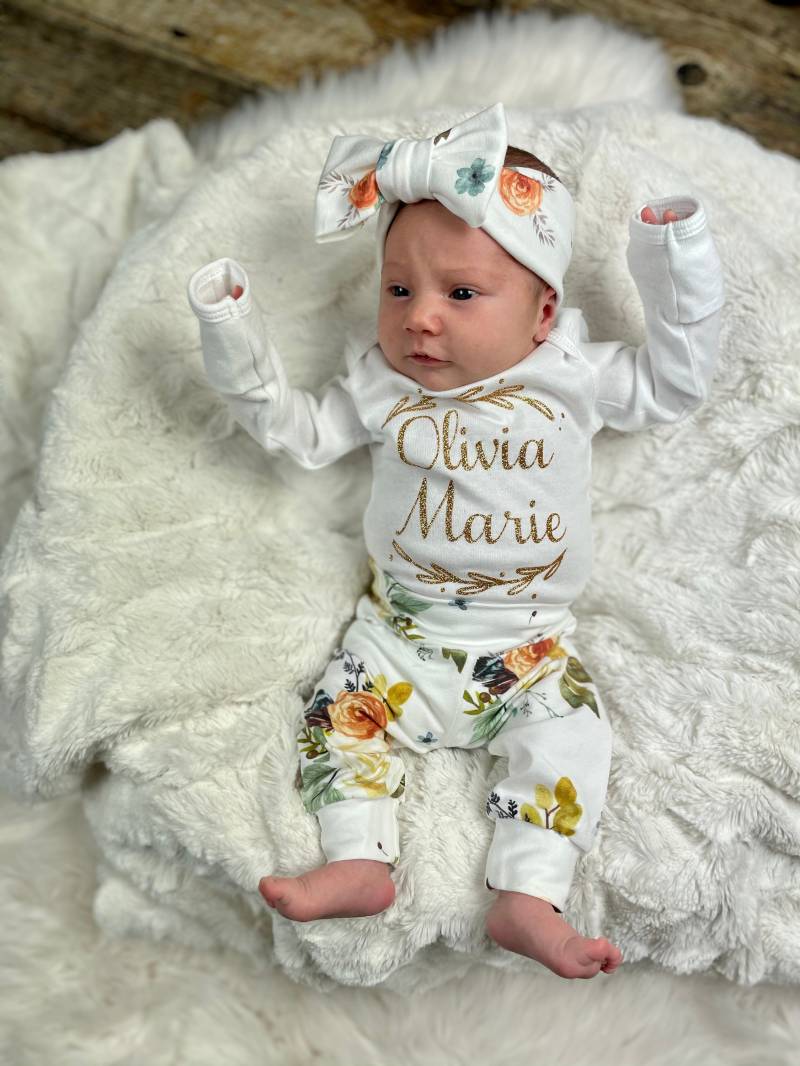 Baby Mädchen Outfit Zu Hause in Erdtönen Kommen; Babyparty, Personalisierter Body, Aquarellblumenhose, Premie-Mädchen, Premie-Kleidung von Simplyspinningthread