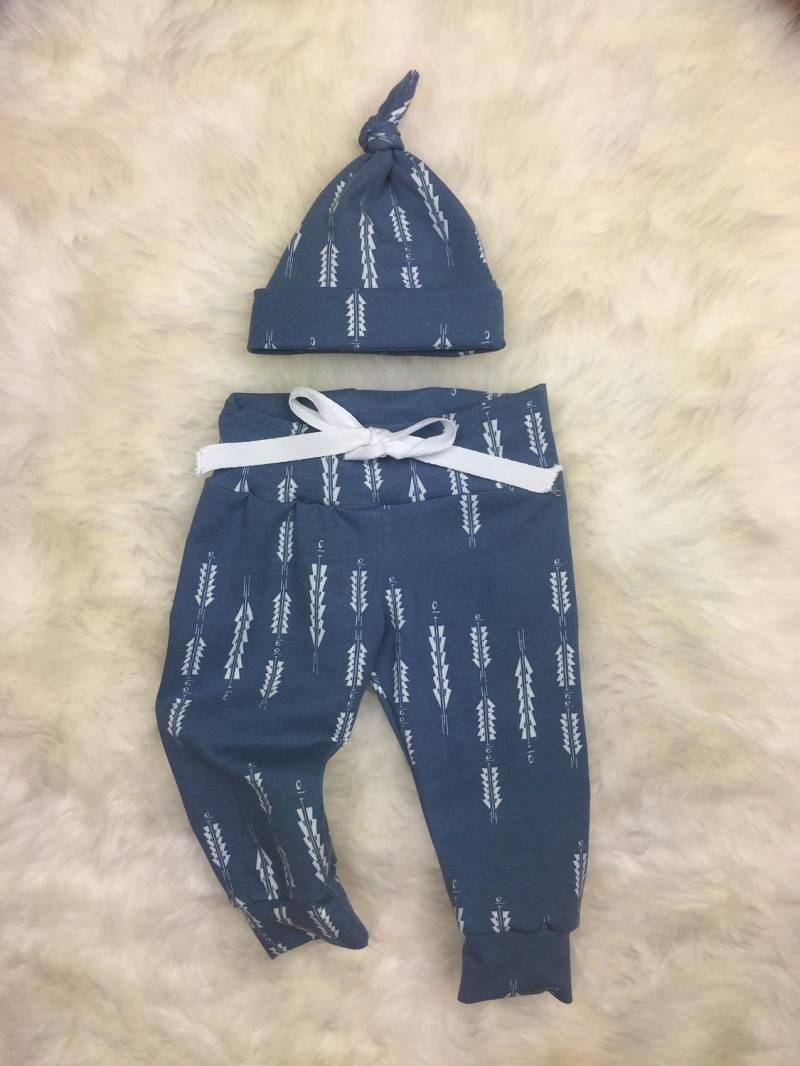 Junge Kommen Nach Hause Outfit, Baby Boy Hose/Jogger, Mütze in Blau Fletchhing Pfeile von Simplyspinningthread