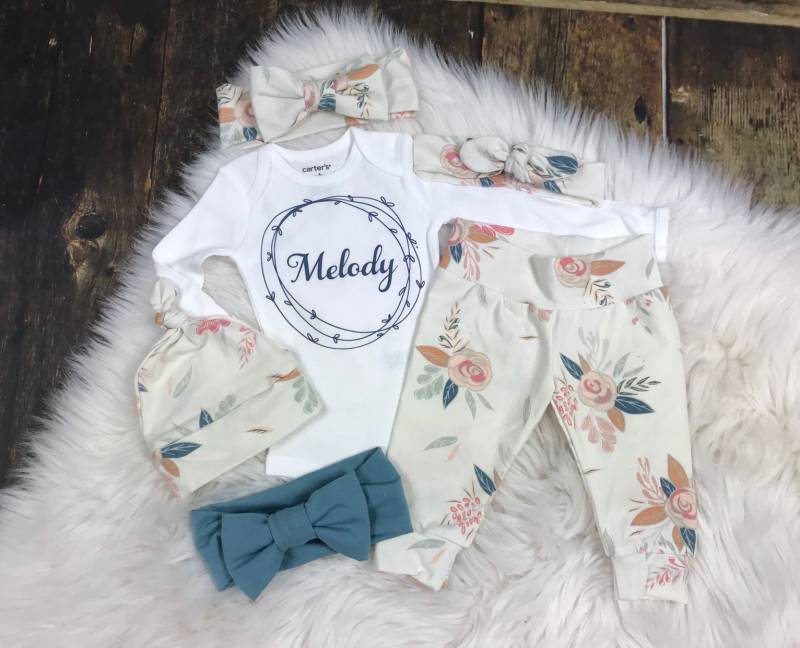 Neugeborenemädchen Personalisierte Kommen Nach Hause Outfit, Baby Body; Floral Hose, Schleife, Hut, Baby-Mädchen, Premie Girl, Shower von Simplyspinningthread