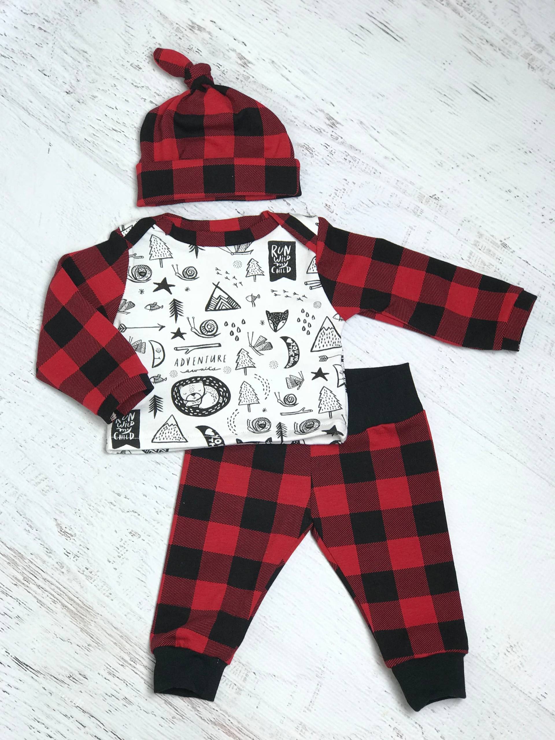 Neugeborenen Jungen Coming Home Outfit, Take Fotografie Buffalo Plaid, Abenteuer Kleidung, Premie Boy von Simplyspinningthread