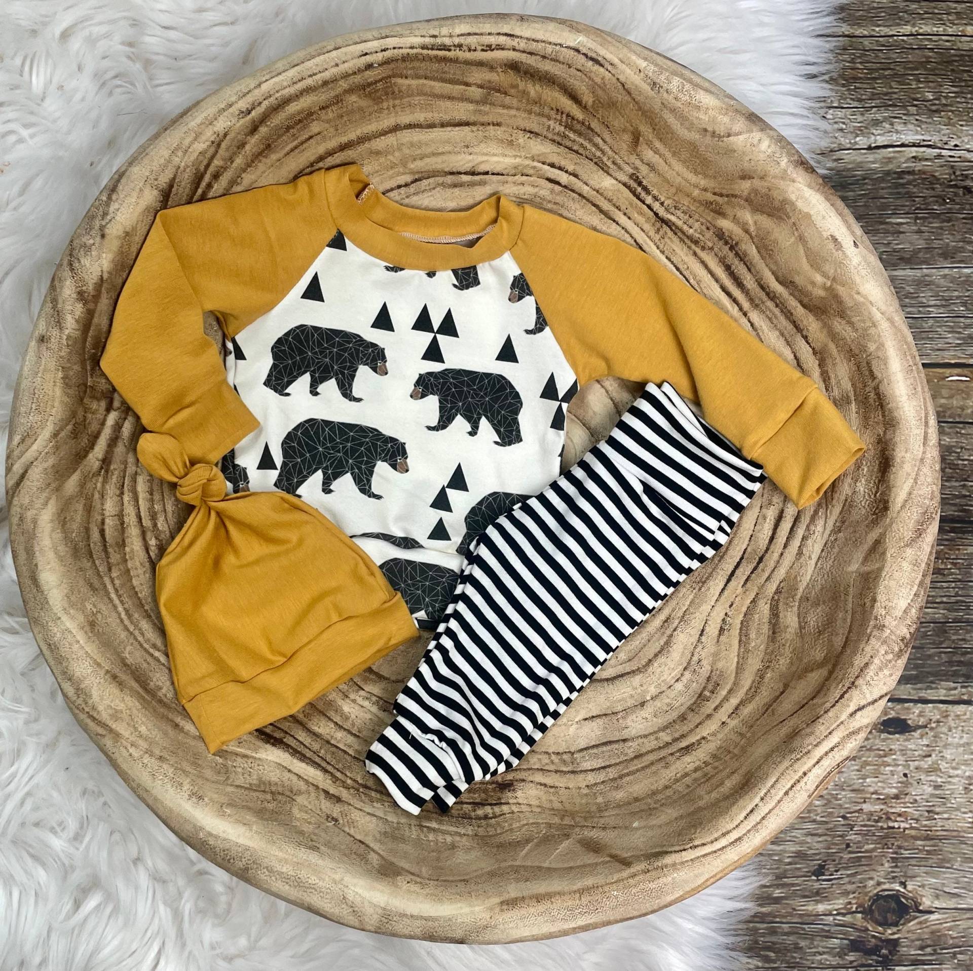 Neugeborenen Jungen Coming Home Outfit in Bärenwanderung; Jungen-Krankenhaus-Set, Baby-Take-Home-Set; Erstklassige Jungenkleidung; von Simplyspinningthread