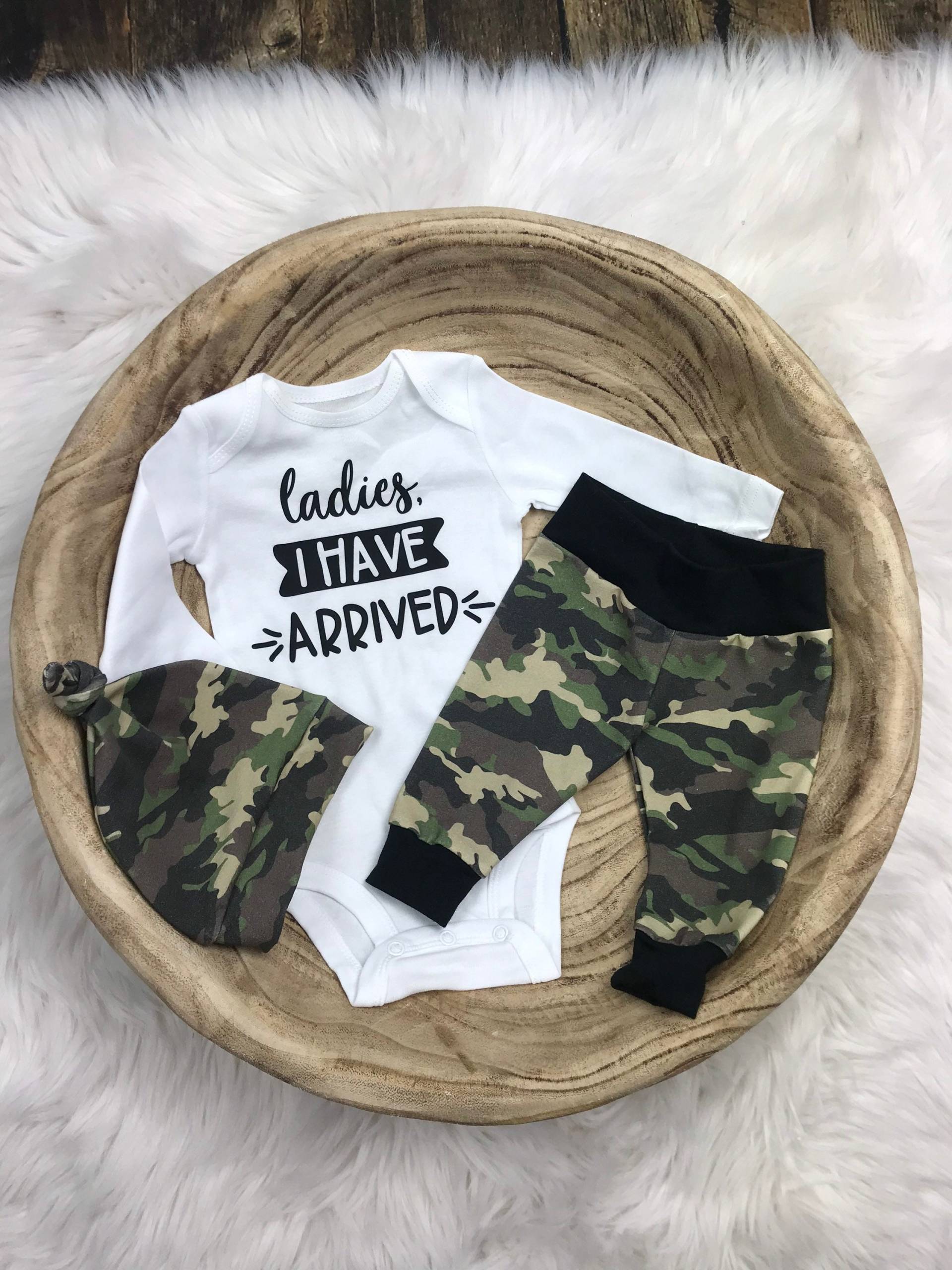 Neugeborenen Jungen Outfit, Damen I Have Arrived Body, Camo Hose, Baby Junge Camouflage Premie Mütze von Simplyspinningthread