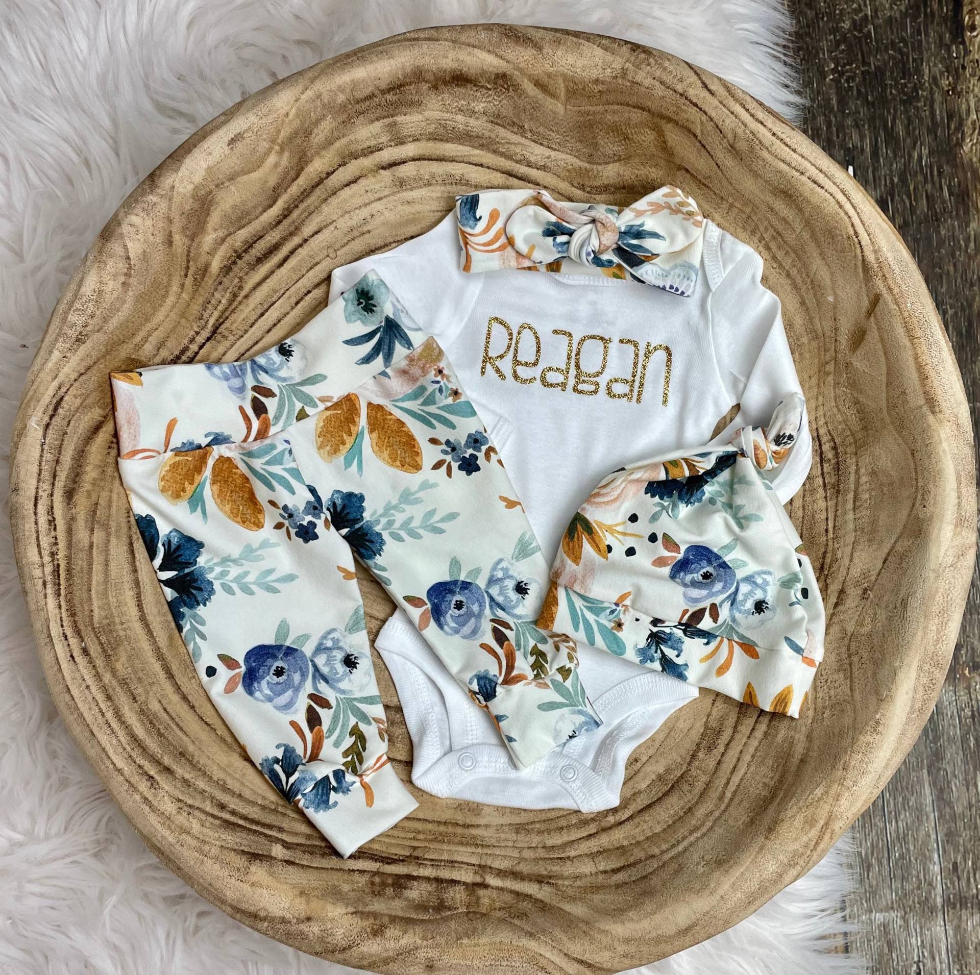 Neugeborenen Mädchen Coming Home Outfit/Baby Outfit in Aquarell Floral Outfit/Personalisierte Baby Mädchen, Personalisierte Kleidung, Premie Girl von Simplyspinningthread