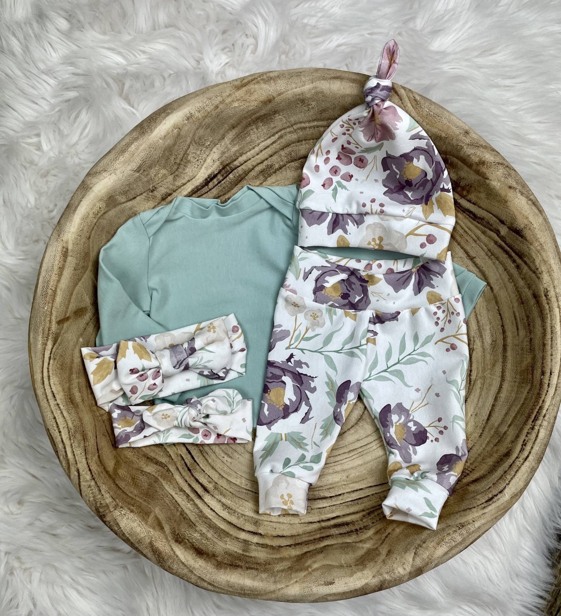 Newborn Girl Coming Home Outfit, Baby Mädchen Outfit in Aquarell Farbe Floral, Neugeborenen Kleidung, Geschenk, Mädchen/ Premie von Simplyspinningthread