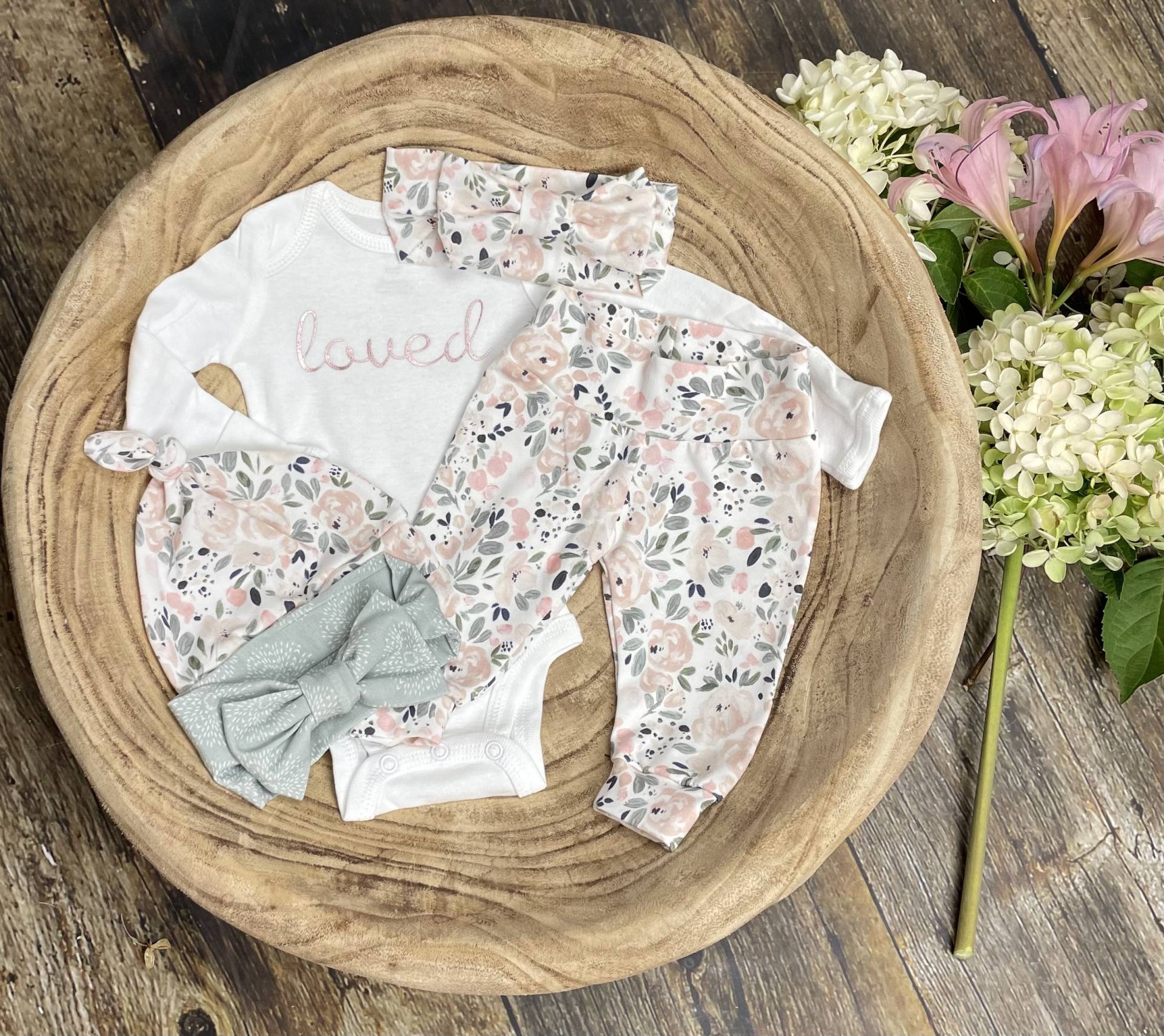 Newborn Girl Coming Home Outfit/Newborn Girl/Baby Mädchen Take Outfit/Baby Kleidung/Baby Floral Outfit/Premie Outfit von Simplyspinningthread