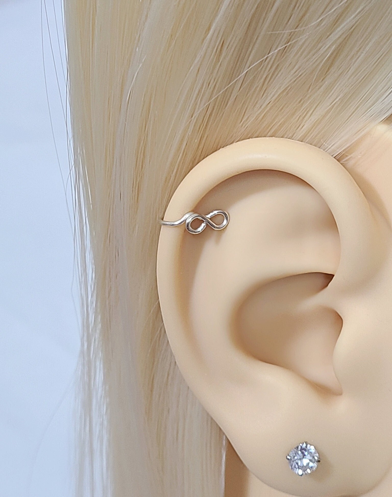 Gefälschte Unendlichkeit Ohrmanschette Knorpel Helix Ohrring Zierliche Faux Clip-On Kein Piercing Erforderlich Manschette Tiny Infinity Symbol Gefälschte Unendlichkeit Ohrmanschette Knorpel Helix Ohrring Zierliche Faux Clip-On Kein Piercing Erforderlich Manschette Tiny Infinity Symbol von SimplyyCharming