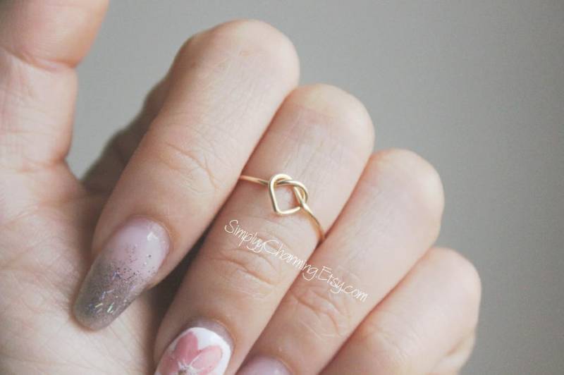 Verdrehtes Herz Brezel Ring Kleine Knöchelringe Midi Verstellbarer Einfach - Sterling Silber, 14K Gold Gefüllt Verdrehtes Herz Brezel Ring Kleine Knöchelringe Midi Verstellbarer Einfach - Sterling Silber, 14K Gold Gefüllt von SimplyyCharming