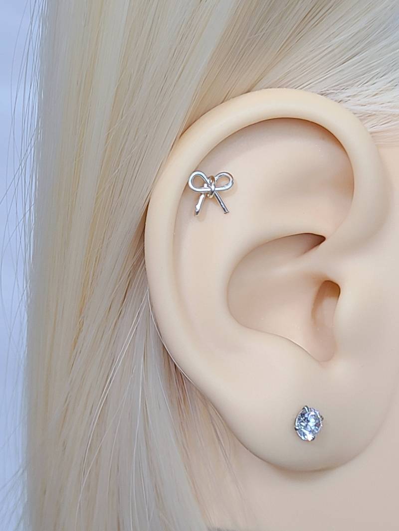 Winzige Schleife Helix Ohrring, Zierliche Knorpel Ohrstecker Ohrstecker, Minimalist Schmuck, Niedliche Draht Kleine Winzige Schleife Helix Ohrring, Zierliche Knorpel Ohrstecker Ohrstecker, Minimalist Schmuck, Niedliche Draht Kleine von SimplyyCharming