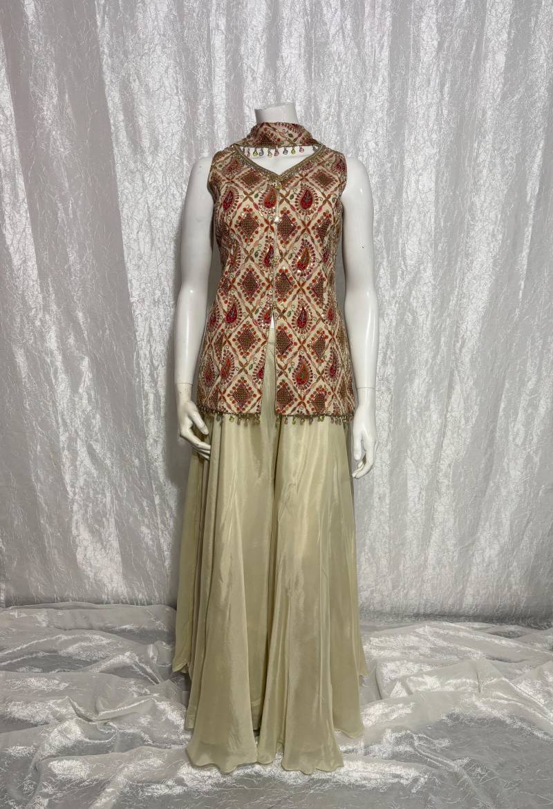 Beige Georgette Sharara Set Mit Multicolor Gestickte Kurze Suiet von SimzFashion