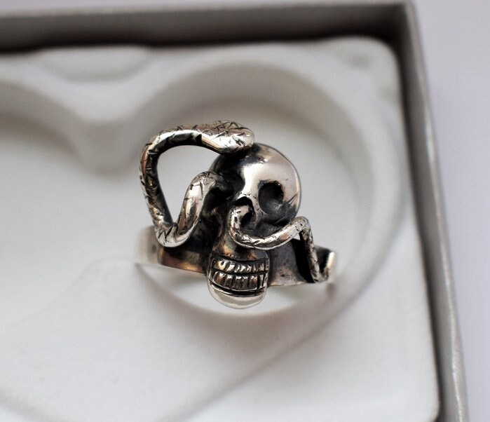 Schädel Und Schlange Ring Aus Sterlingsilber. Handgemachte Siegel. Geschenk Für Ihn. Ein Geschenk. Biker-Ring Schädel Und Schlange Ring Aus Sterlingsilber. Handgemachte Siegel. Geschenk Für Ihn. Ein Geschenk. Biker-Ring von SinArtDesign
