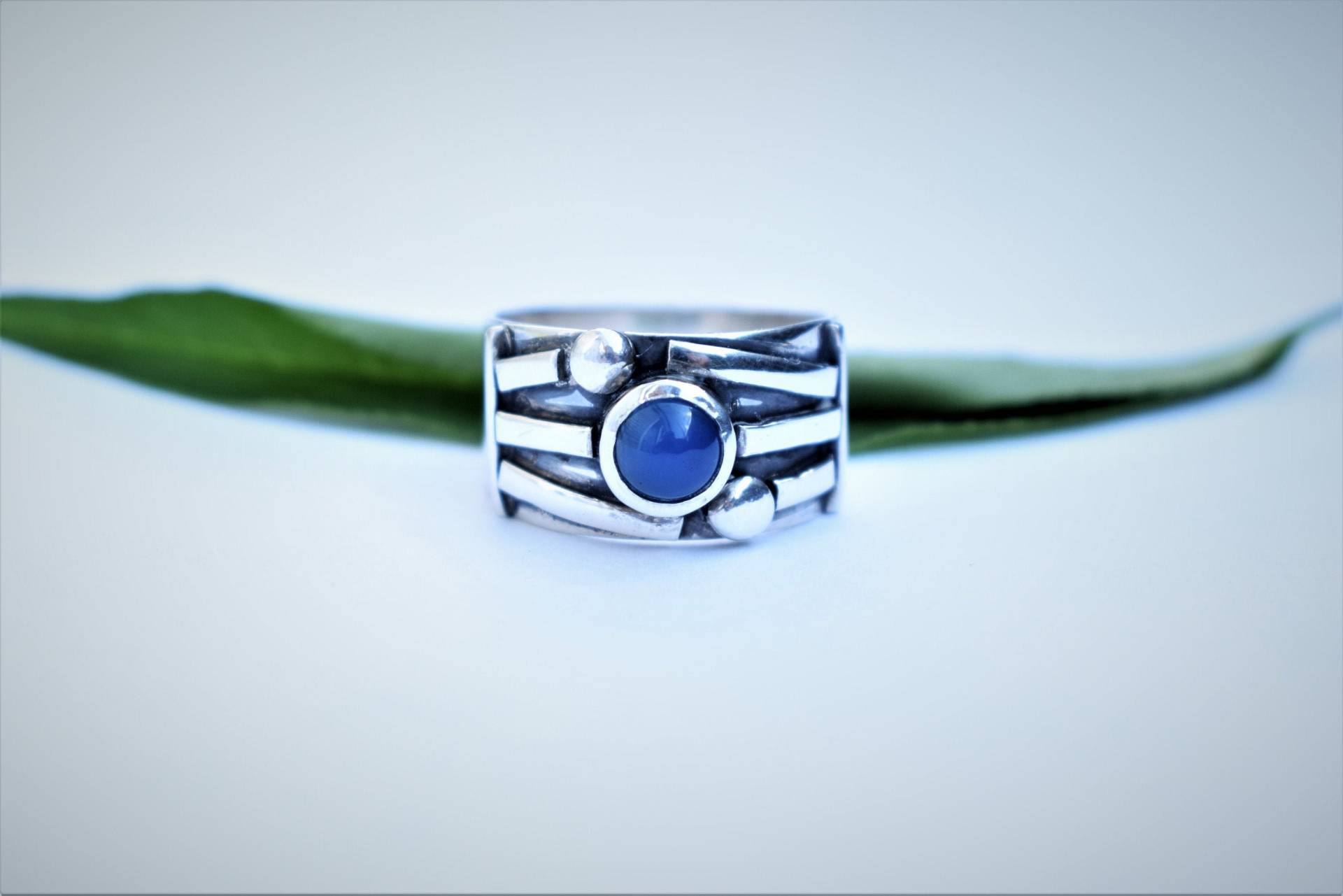 sterling Silber 925. Handgemachte Ring. Natürlicher Blauer Achat. Modernes Muster. Auf Bestellung Gefertigt. Jede Größe sterling Silber 925. Handgemachte Ring. Natürlicher Blauer Achat. Modernes Muster. Auf Bestellung Gefertigt. Jede Größe von SinArtDesign