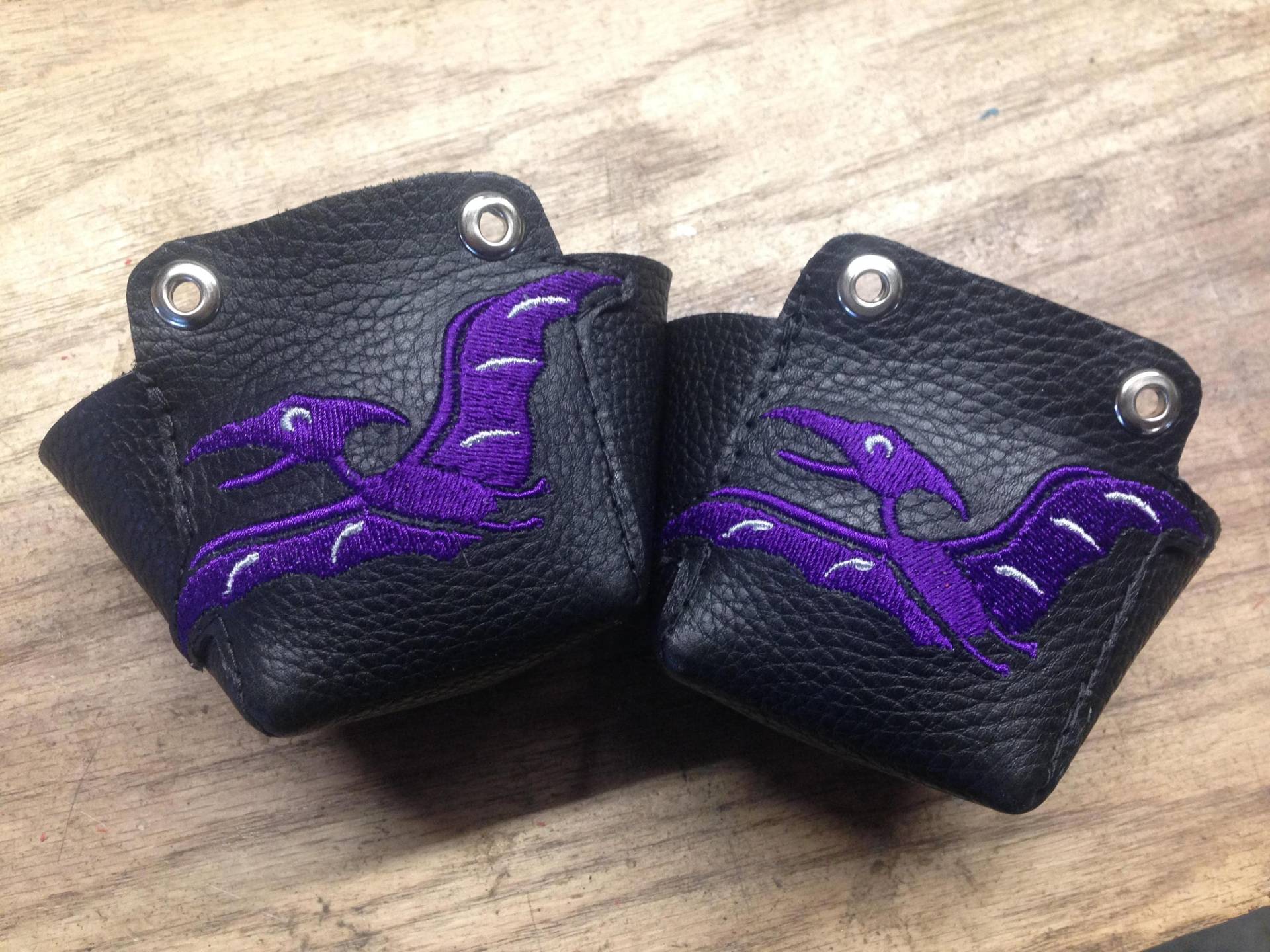 Leder Custom Gestickte Pterodactyl Dinosaurier Roller Derby Zehenschutz Leder Custom Gestickte Pterodactyl Dinosaurier Roller Derby Zehenschutz von SinBinBoutique