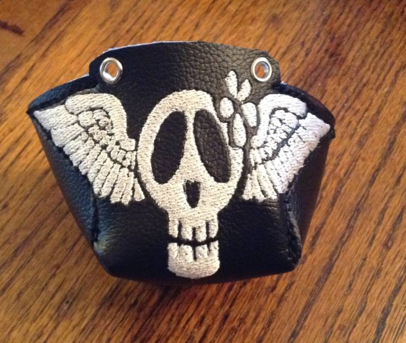 Totenkopf Mit Flügeln Wrap-Around Bestickt Roller Derby Toe Guards - Leder Totenkopf Mit Flügeln Wrap-Around Bestickt Roller Derby Toe Guards - Leder von SinBinBoutique