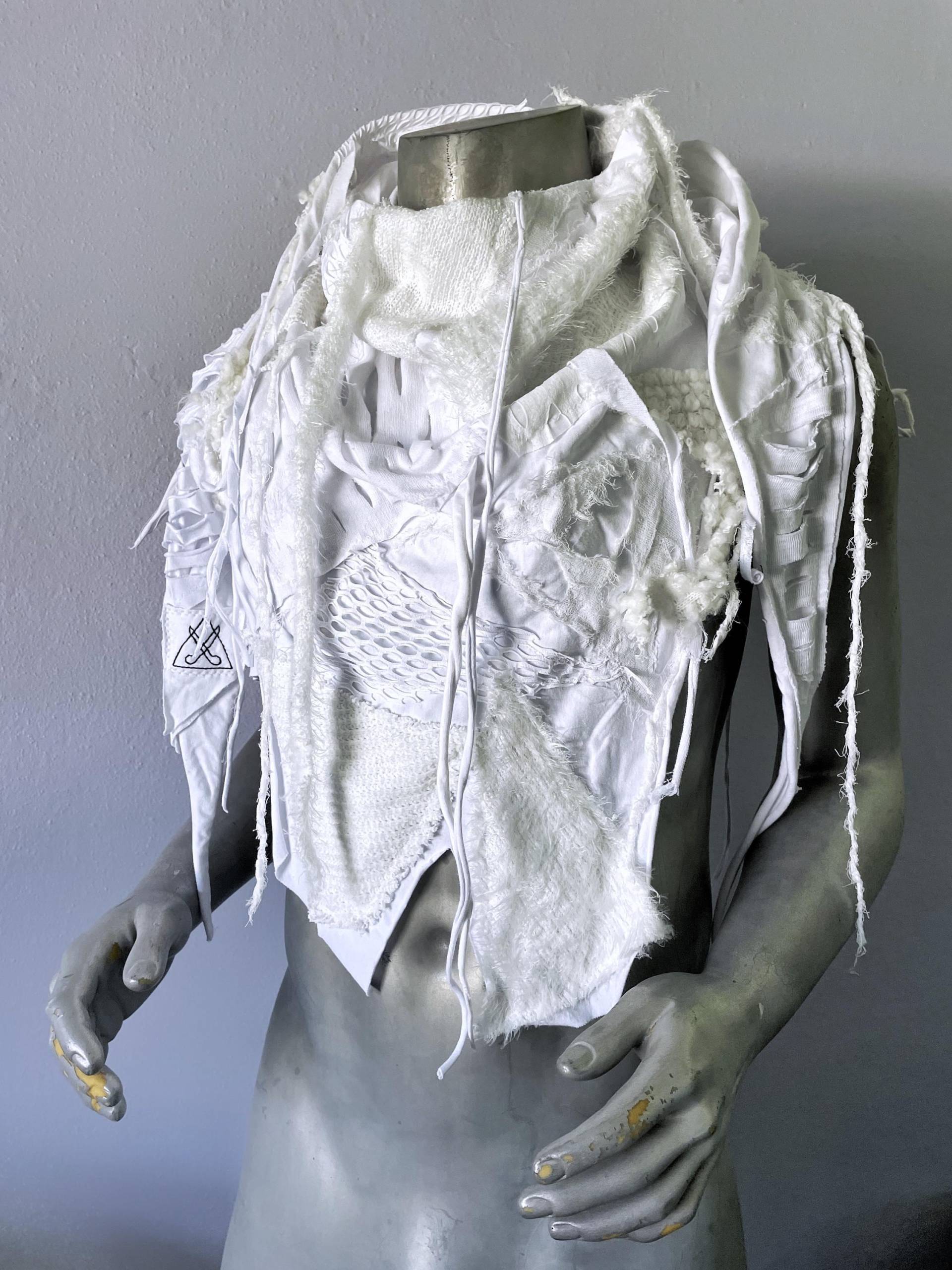 Handgefertigter Distressed Weißer Schal Halloween Kostüm, Cyberpunk Festival Kleidung von SinScissorsBoutique