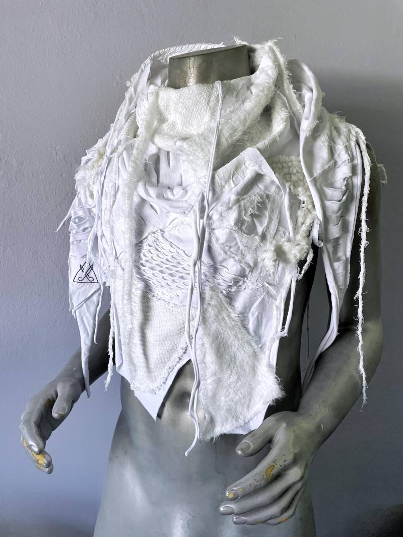 Handgefertigter Distressed Weißer Schal Halloween Kostüm, Cyberpunk Festival Kleidung von SinScissorsBoutique
