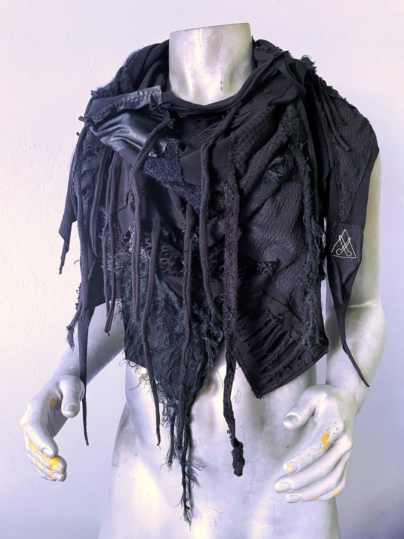Handgefertigtes Schwarzes Dreieckstuch/Schal Für Cyberpunk Burning Man Halloween Kostüm Handgefertigtes Schwarzes Dreieckstuch/Schal Für Cyberpunk Burning Man Halloween Kostüm von SinScissorsBoutique
