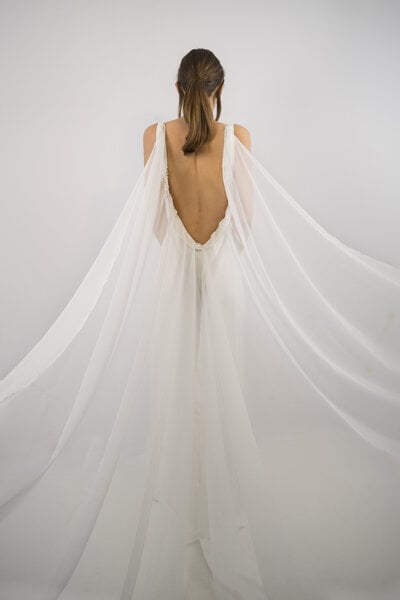 SinWeaver alternative fashion Brautkleid mit Rückenausschnitt und abnehmbarem Schleier von SinWeaver alternative fashion