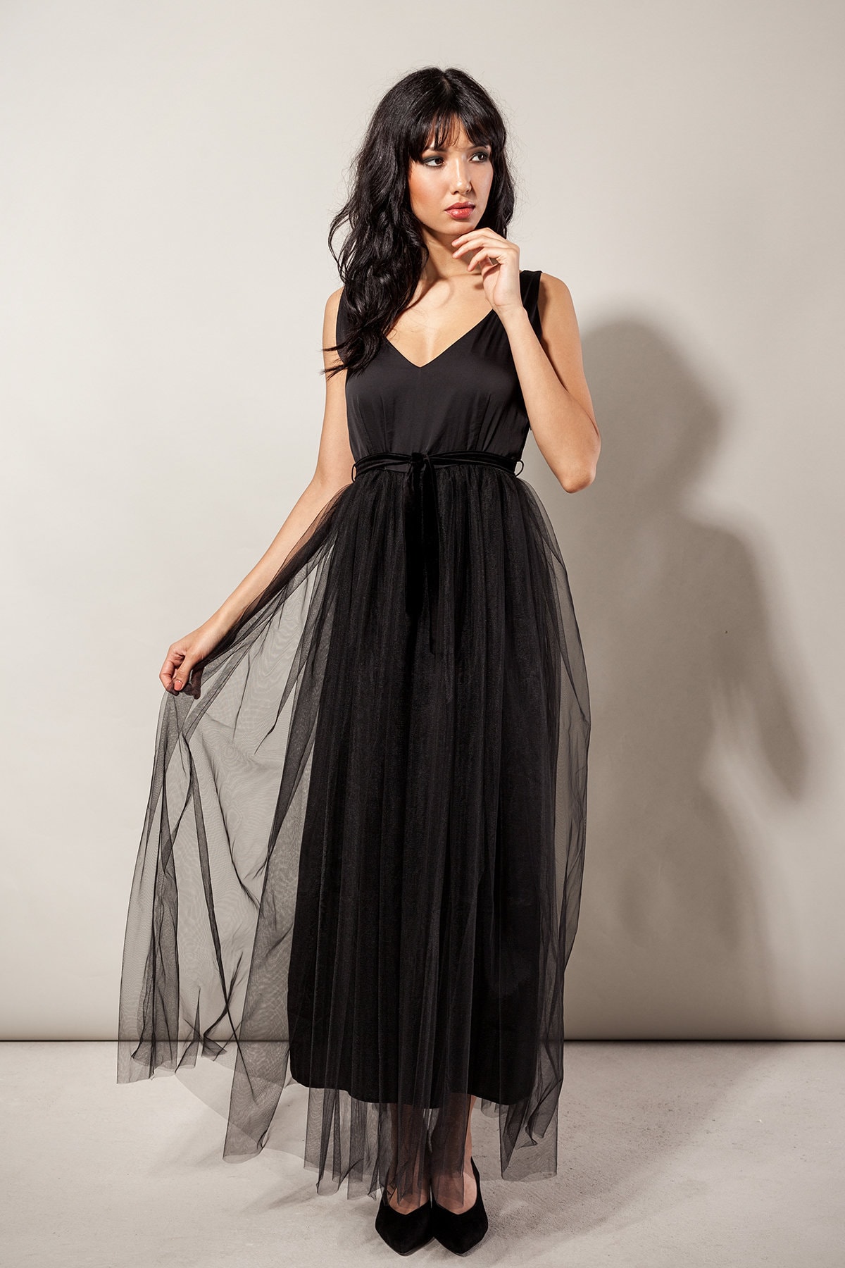 Abendkleid Lang Mit Tüll Und Trägern in Schwarz Schleife Abendkleid Lang Mit Tüll Und Trägern in Schwarz Schleife von SinWeaverFashion