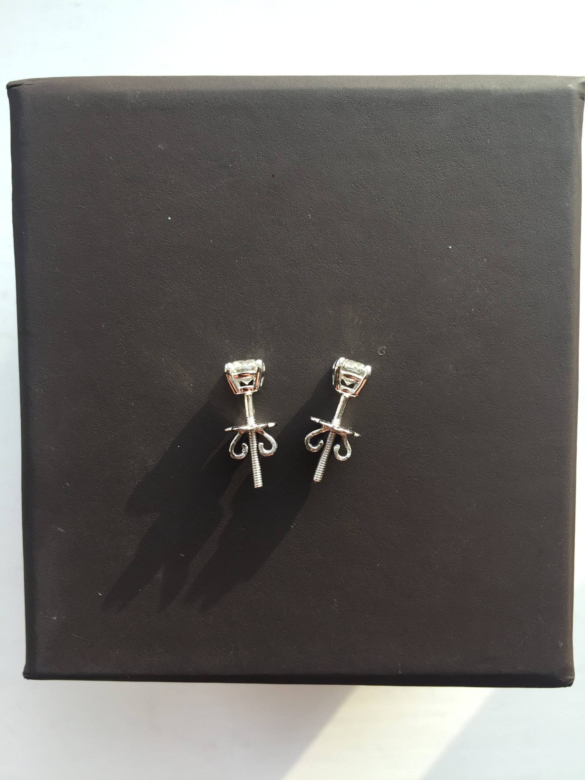 Wunderschöne Neue 18 Ct Weißgold 0, 6 Diamant Ohrstecker von SindecDesign