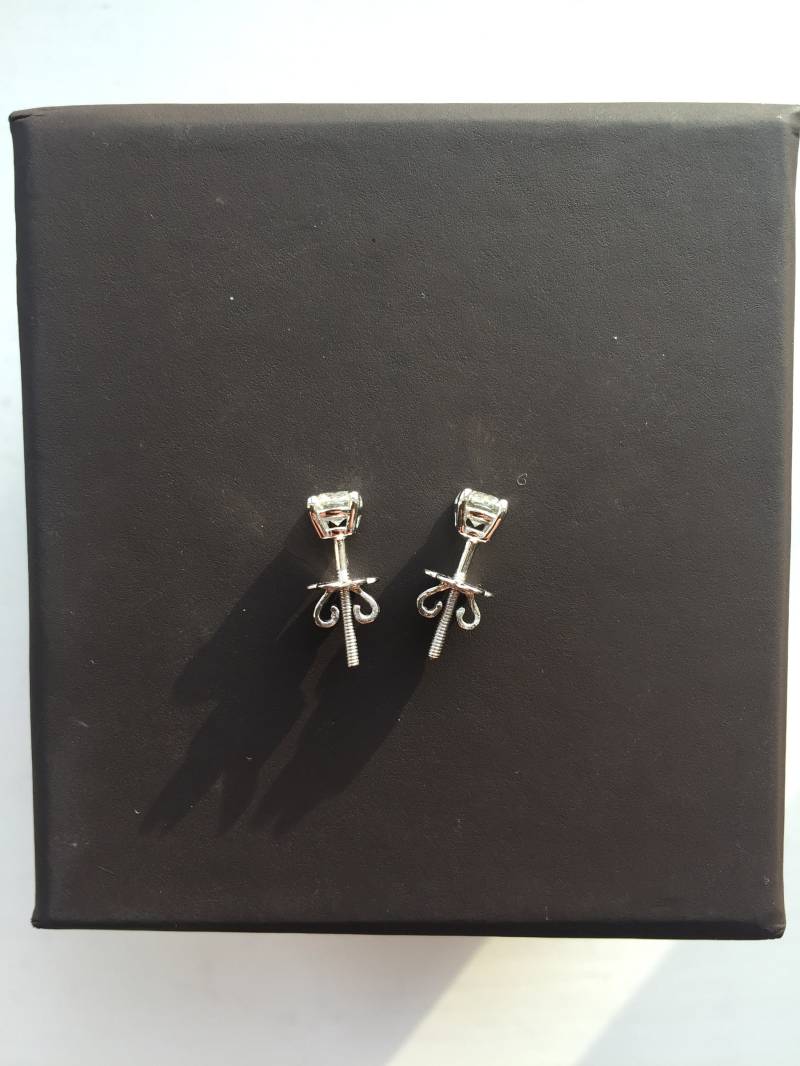 Wunderschöne Neue 18 Ct Weißgold 0, 6 Diamant Ohrstecker Wunderschöne Neue 18 Ct Weißgold 0, 6 Diamant Ohrstecker von SindecDesign