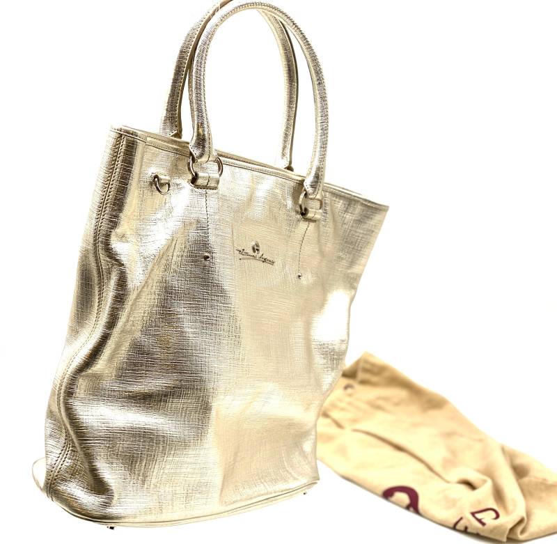 Moderne Aigner Limited Edition Metallic Gold Einkaufstasche - Perfekter Zustand, Mit Staubbeutel, 2000Er Jahre Moderne Aigner Limited Edition Metallic Gold Einkaufstasche - Perfekter Zustand, Mit Staubbeutel, 2000Er Jahre von SineLineaStudio17