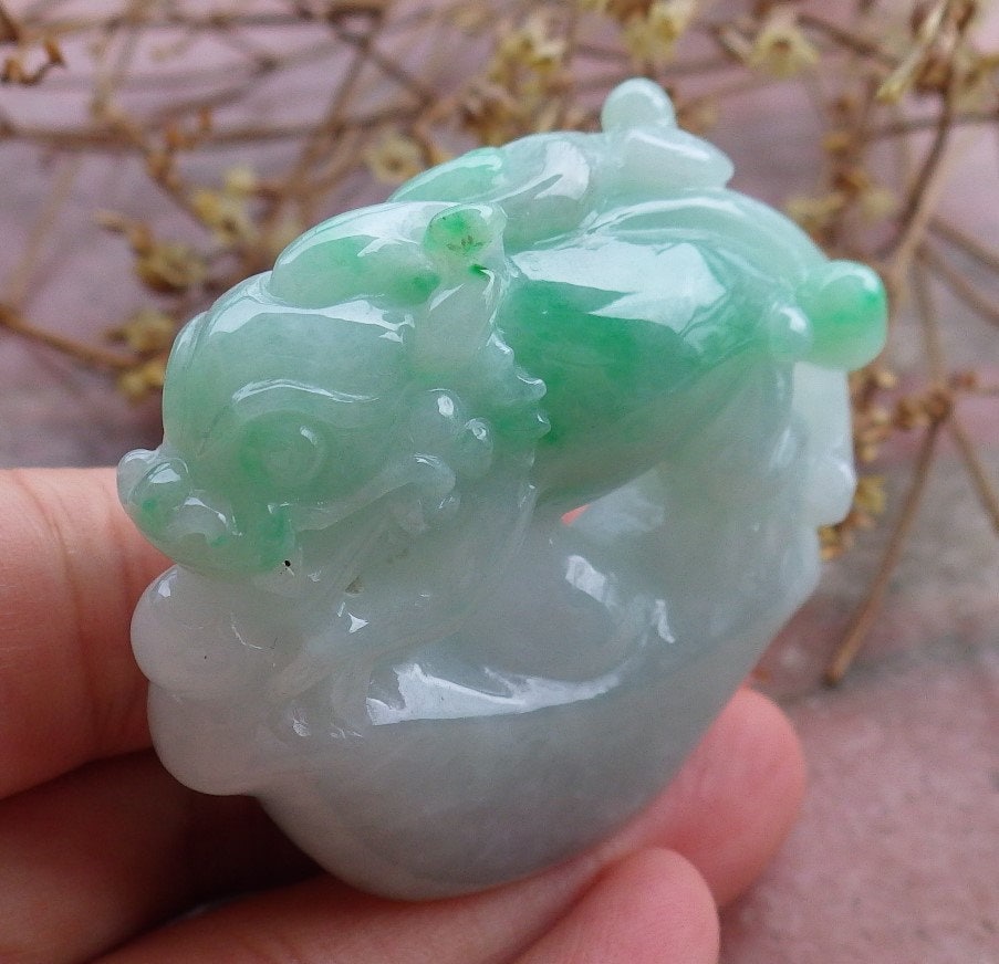 Zertifizierte Grüne Burma Grade A Jade Jadeit Drache Pi Xiu Geld Amulett Display Mit Holzständer von Singjade