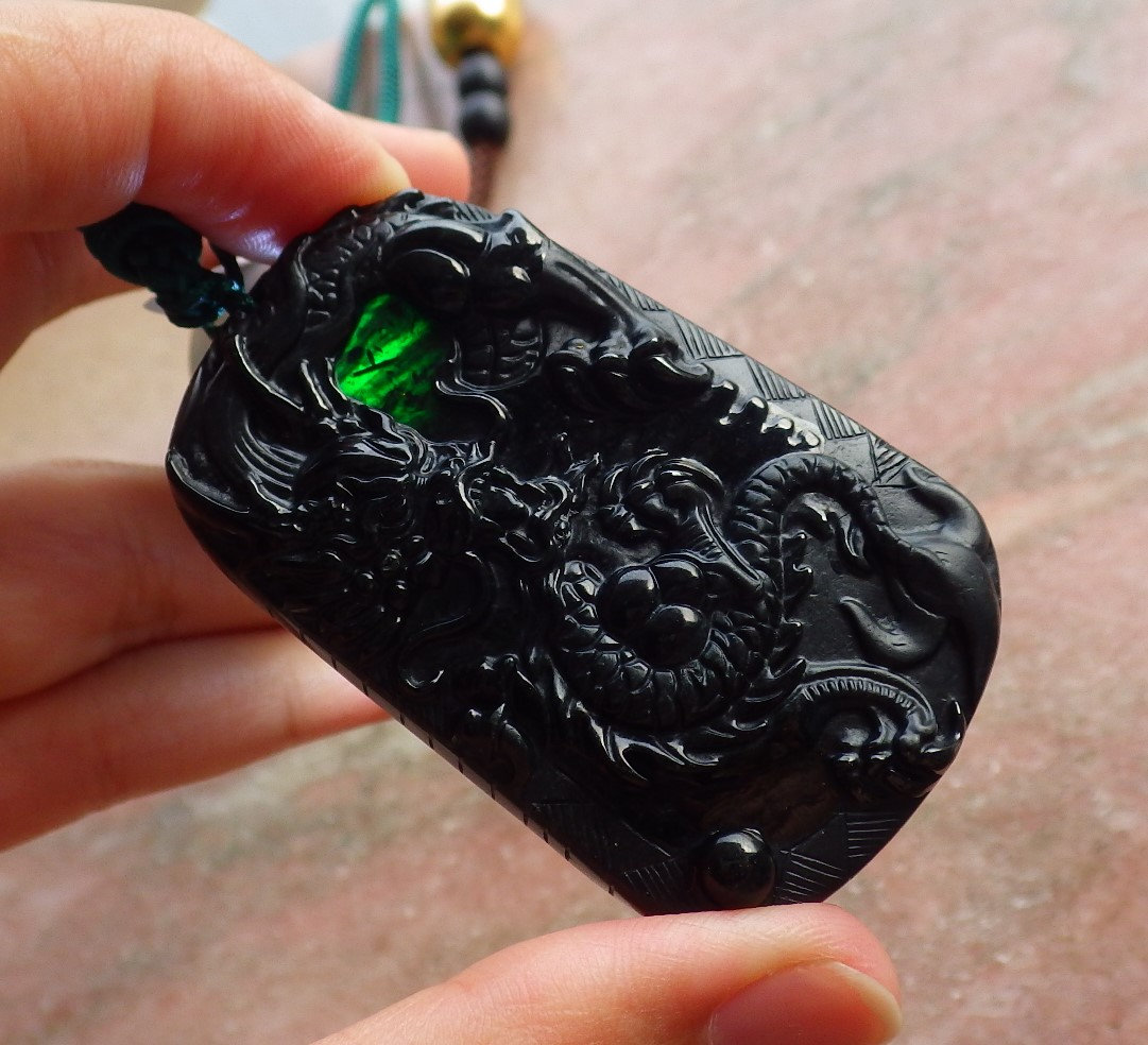 Zertifizierter Handgeschnitzter Dunkelgrün Schwarz Natur Myanmar Burma A Jade Jadeit Drachen Anhänger Halskette von Singjade