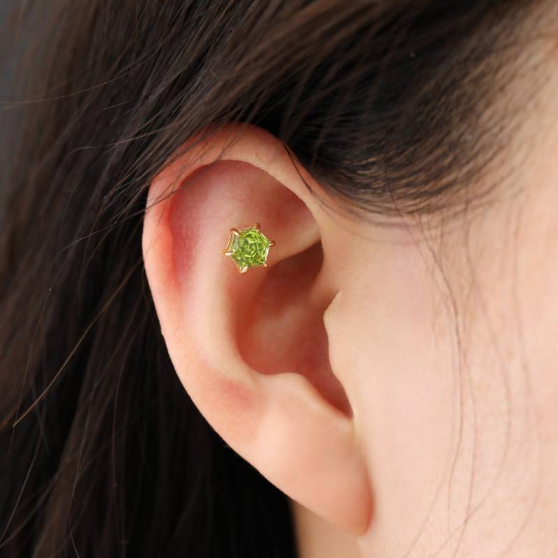14K Solid Gold Arizona Peridot Ohrstecker/Fancy Cut Edelstein Helix Ohrstecker/Threadless Push Pin/Hexagon Conch Tragus Knorpel Ohrring von SingularSpark