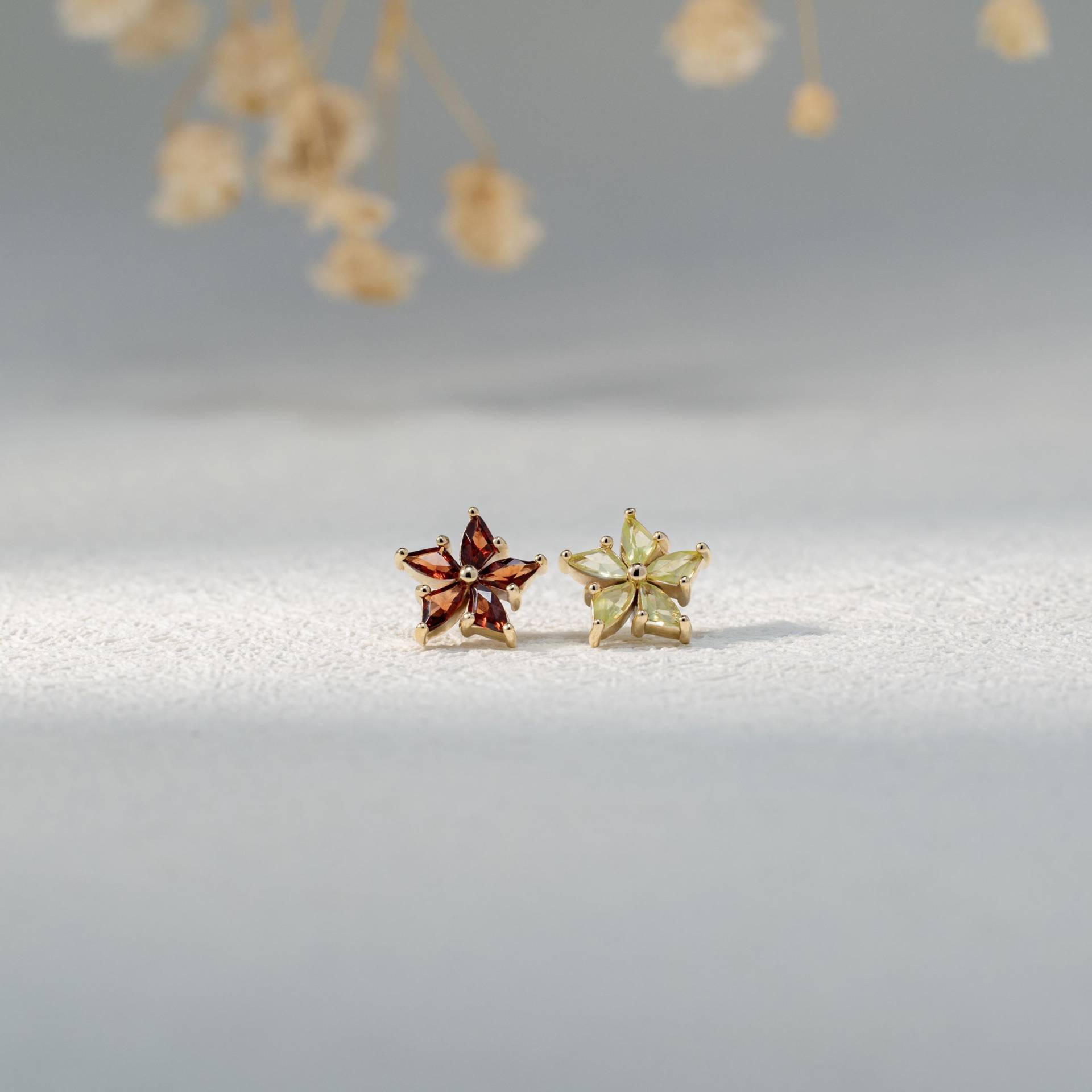 14K Solid Gold Granat Blume Ohrstecker/Fächer Form Peridot Knorpel Piercing/Threadless Push in Labret/ Helix Conch Stud/Flat Back Ohrring 14K Solid Gold Granat Blume Ohrstecker/Fächer Form Peridot Knorpel Piercing/Threadless Push in Labret/ Helix Conch Stud/Flat Back Ohrring von SingularSpark