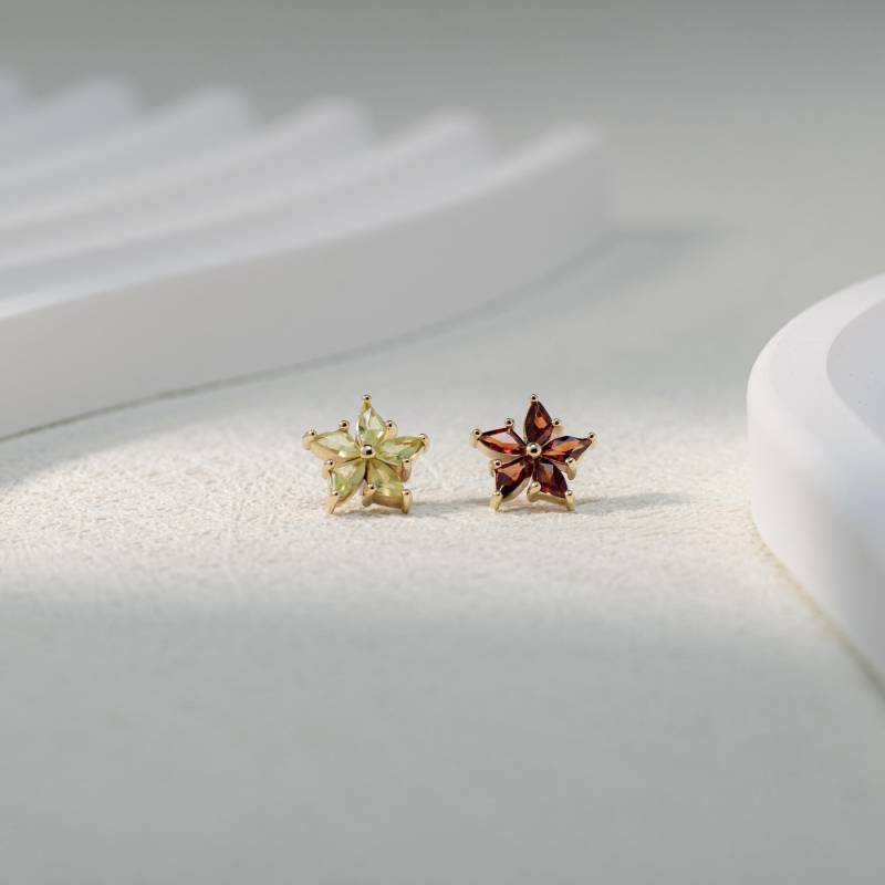 14K Solid Gold Granat Blume Ohrstecker/Fächer Form Peridot Knorpel Piercing/Threadless Push in Labret/ Helix Conch Stud/Flat Back Ohrring von SingularSpark