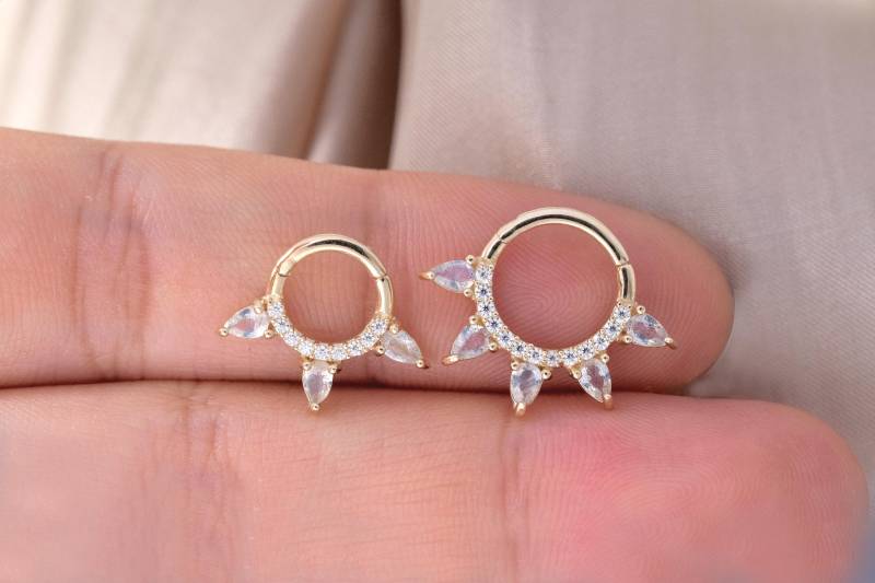 14K Solid Gold Labradorit Daith Hoop Clicker/Moissanite Nase Septum Ring/Helix Hoop/Conch Ohrring Edelstein Ohrring/Nasenpiercing von SingularSpark
