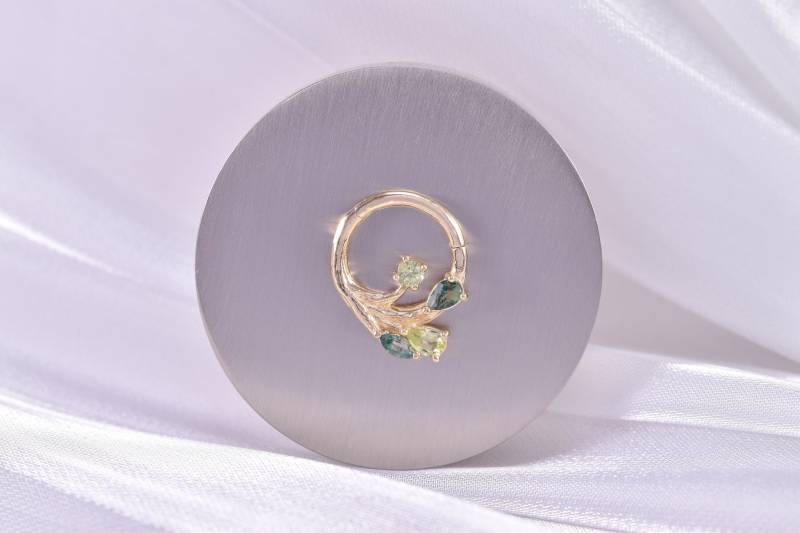 14K Solid Gold Moosachat Blatt Form Hoop Clicker/Multi Gem Septum Ring/Moos Achat Nasenring/Peridot Conch Hoop/Daith Huggie Ring von SingularSpark