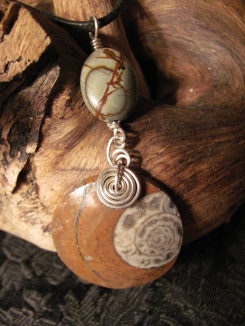 Ammonit, Jaspis Und Sterling Silberanhänger von SingularityStones