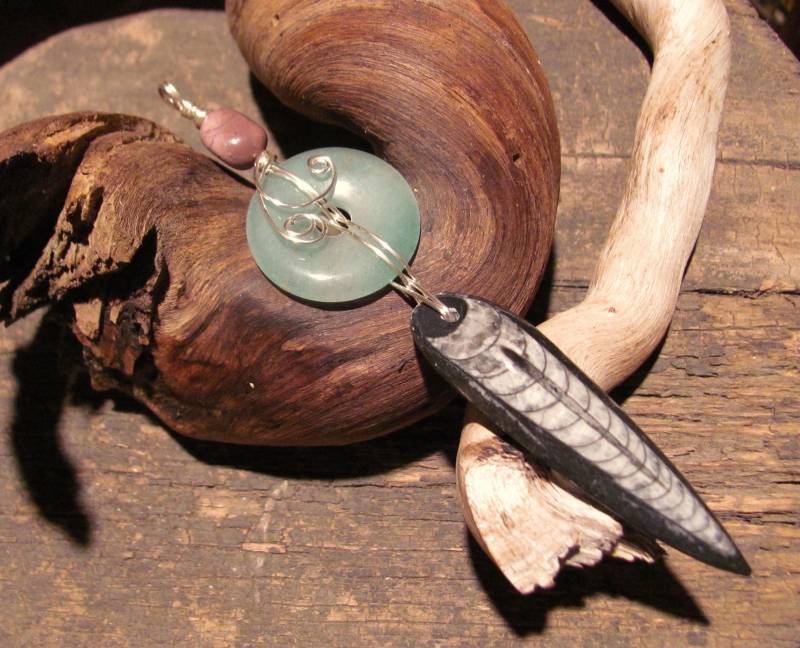 Orthoceras Fossil, Jade Und Mookait Anhänger von SingularityStones