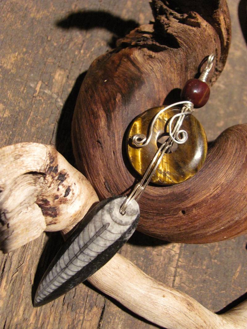 Orthoceras Fossil, Tigerauge Und Mookait Anhänger von SingularityStones