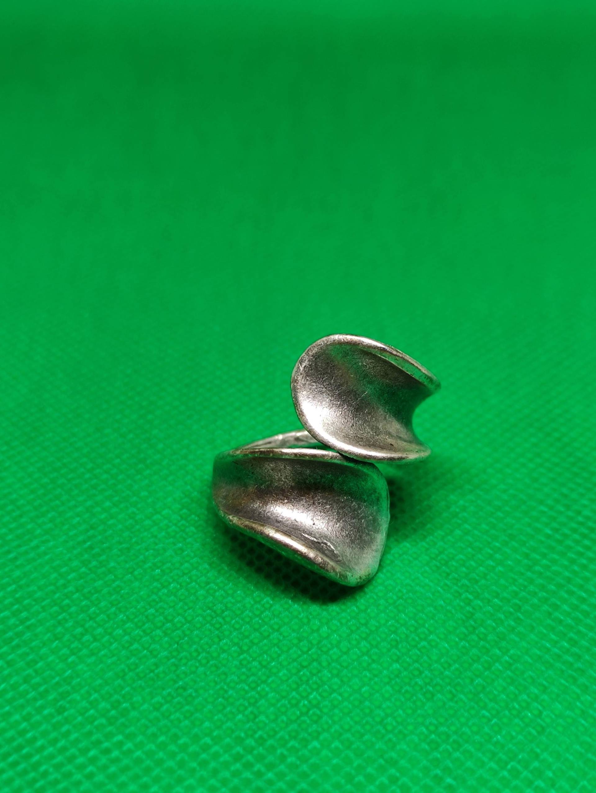Durch Seine Form Bestechender Silberplatinierter Ring. Individualisierbar von SinloveDesign