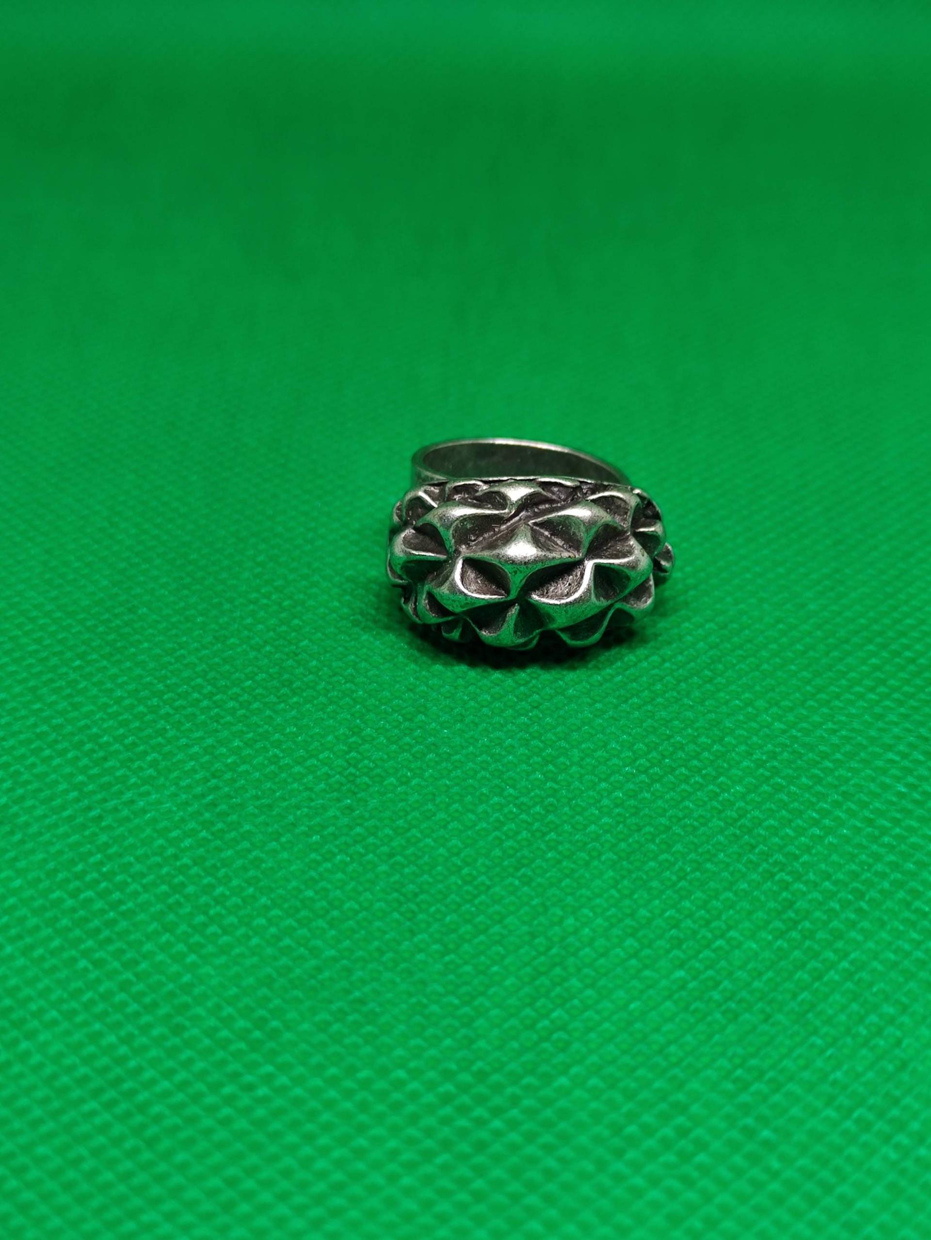 Ein Sehr Schöner Ring Nach Oben Erhaben Ausgearbeitet in Silber Platiniert, Anpassbar Ein Sehr Schöner Ring Nach Oben Erhaben Ausgearbeitet in Silber Platiniert, Anpassbar von SinloveDesign