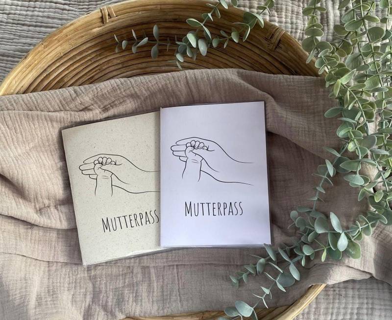 Mutterpass Hülle, Hand in , Personalisierbar von SirHenris