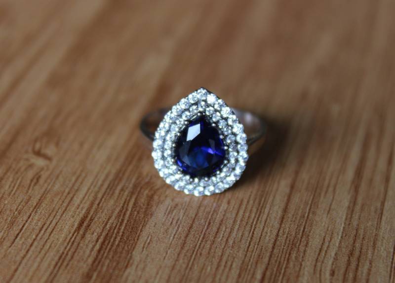 Blauer Saphir Tropfen Ring, Diamant Dunkelblauer Stein 925K Sterling Silber Frauen Statement Ring von SirJewellry