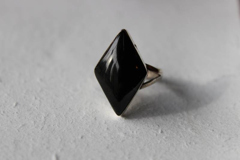 Dreieck Schwarzer Silber Ring, Tiefschwarzer Stein Sterling Gothic 925K Vintage Schmuck von SirJewellry