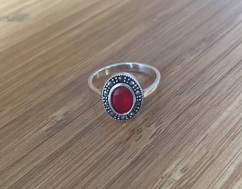 Roter Rubin Frauen Ring, Markasit Stein Statement Vintage 925K Silber Sterling Schmuck, Zierlicher Retro Ring von SirJewellry