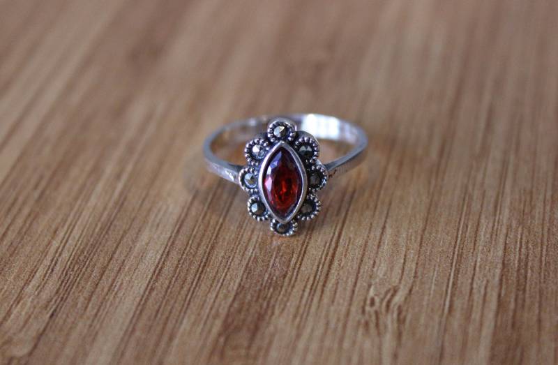 Roter Rubin Vintage Frauen Ring, Markasit Stein Sterling Silber Vorschlag 925K Schmuck von SirJewellry